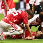 Bruno Tabata sofre choque de cabeça em jogo entre Internacional e São Paulo