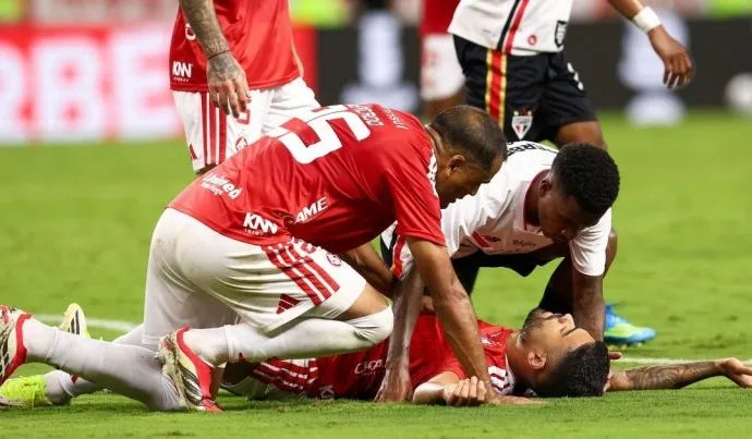 Bruno Tabata sofre choque de cabeça em jogo entre Internacional e São Paulo