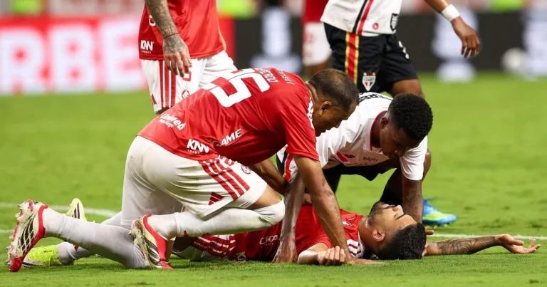 Bruno Tabata sofre choque de cabeça em jogo entre Internacional e São Paulo