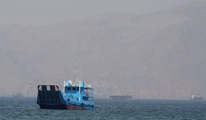 Irã realiza ataque a navio cargueiro próximo ao Estreito de Ormuz