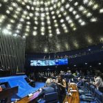 Levantamento aponta Carlos Bolsonaro e Carol De Toni na liderança ao Senado em SC