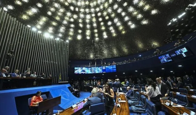 Levantamento aponta Carlos Bolsonaro e Carol De Toni na liderança ao Senado em SC