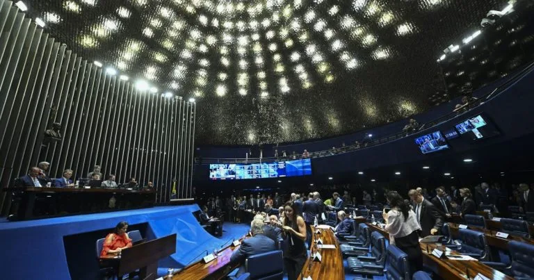 Levantamento aponta Carlos Bolsonaro e Carol De Toni na liderança ao Senado em SC