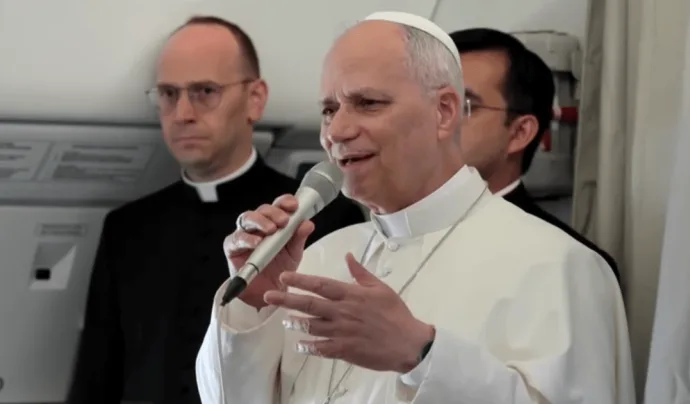 Papa Leão XIV minimiza confronto com Donald Trump durante viagem à África
