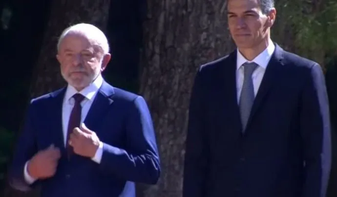 Lula se encontra com Pedro Sánchez em Barcelona para agenda internacional