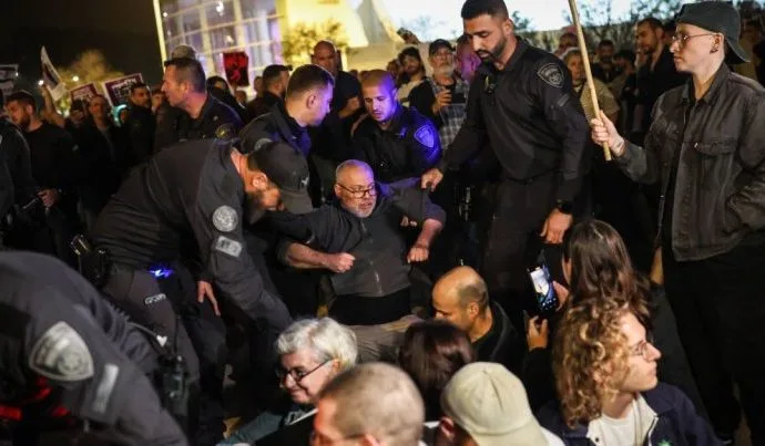 Polícia de Israel Intervém em Protesto Contra a Guerra em Tel Aviv