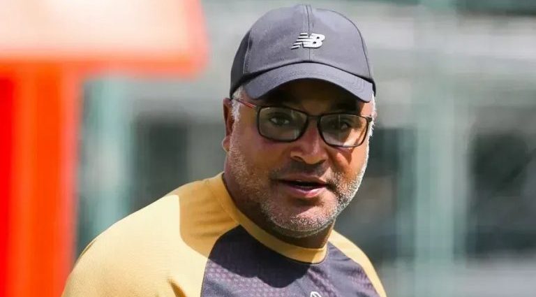 Roger Machado completa um mês no comando do São Paulo com desempenho positivo Roger Machado completa um mês no comando do São Paulo com desempenho positivo