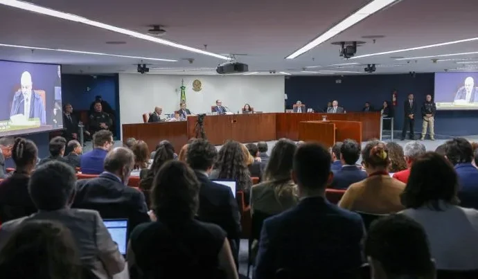 Generais Detidos Buscam Redução de Penas Através da Leitura