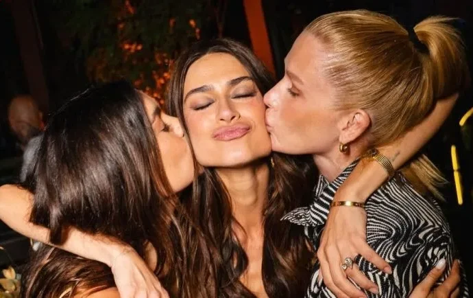 Thaila Ayala celebra seus 40 anos com festa repleta de amigos famosos