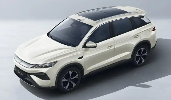 BYD apresenta versão híbrida do Song Pro com autonomia de até 301 km em modo elétrico