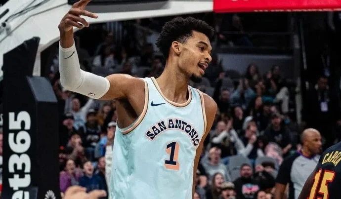 Victor Wembanyama faz história e é eleito Defensor do Ano na NBA por votação unânime