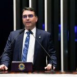 Flávio Bolsonaro foca em agronegócio e direita em visitas a MS e RS