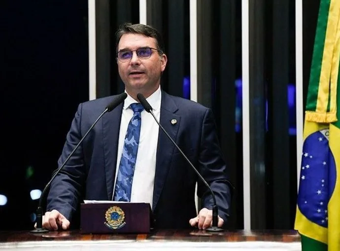Flávio Bolsonaro foca em agronegócio e direita em visitas a MS e RS