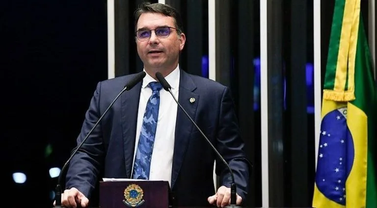 Flávio Bolsonaro foca em agronegócio e direita em visitas a MS e RS Flávio Bolsonaro foca em agronegócio e direita em visitas a MS e RS