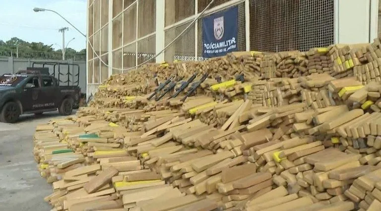 Polícia Militar do Rio apreende 48 toneladas de maconha em operação histórica Polícia Militar do Rio apreende 48 toneladas de maconha em operação histórica