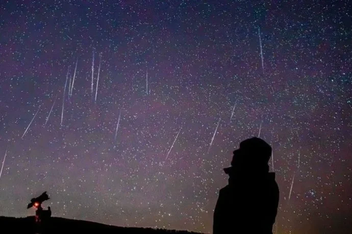 Chuva de Meteoros Líridas Promete Encantar Céu Brasileiro