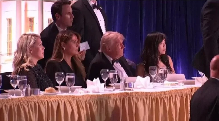 Líderes Mundiais Reagem a Incidente de Tiros em Jantar com Trump Líderes Mundiais Reagem a Incidente de Tiros em Jantar com Trump