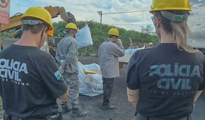 Polícia Civil incinera 48 toneladas de maconha apreendidas no Complexo da Maré, RJ Polícia Civil incinera 48 toneladas de maconha apreendidas no Complexo da Maré, RJ