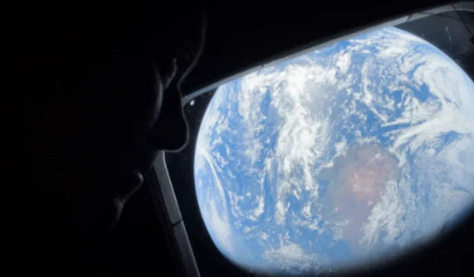 Nasa revela imagens de astronautas observando a Terra durante a missão Artemis II