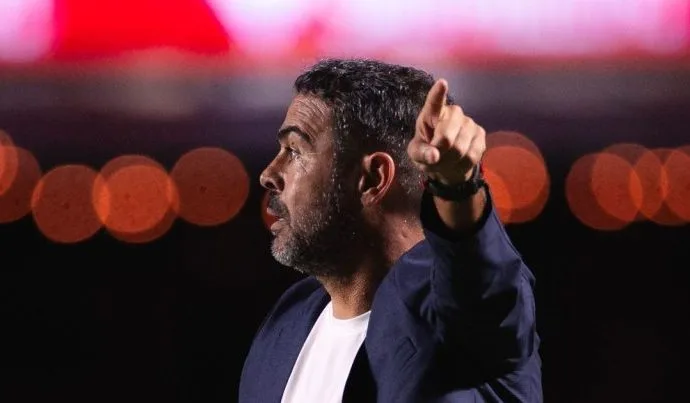 Artur Jorge celebra vitória do Cruzeiro na estreia da Libertadores