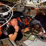 Astronautas da Artemis II aproveitam refeição a bordo da cápsula Orion