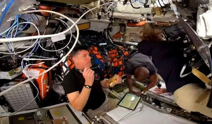 Astronautas da Artemis II aproveitam refeição a bordo da cápsula Orion Astronautas da Artemis II aproveitam refeição a bordo da cápsula Orion