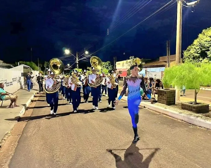 Banda Marcial de Castilho Encanta em Desfile de Aniversário de Santa Salete
