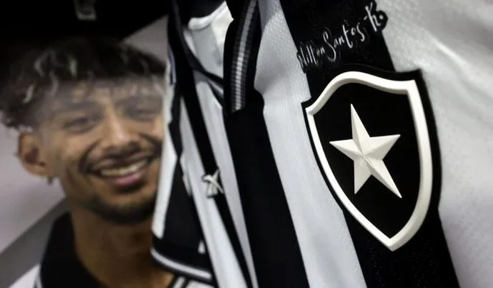 Botafogo processa Lyon por dívida superior a R$ 745 milhões