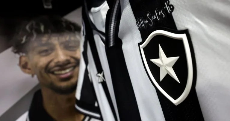 Botafogo processa Lyon por dívida superior a R$ 745 milhões