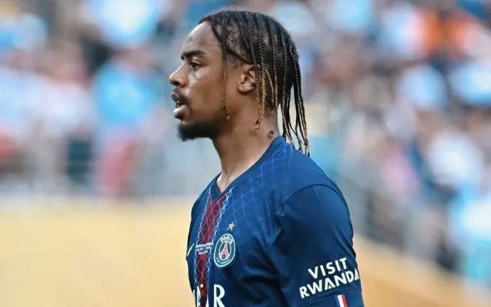 Bradley Barcola é relacionado e reforça o PSG contra o Liverpool na Champions League