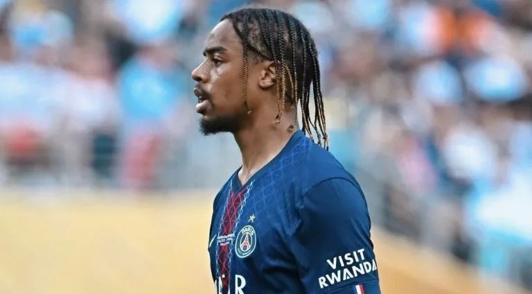 Bradley Barcola é relacionado e reforça o PSG contra o Liverpool na Champions League