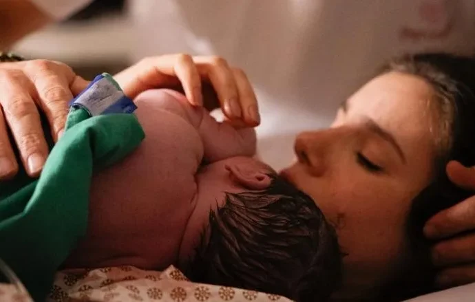 Camila Queiroz revela detalhes do quarto da filha Clara em redes sociais