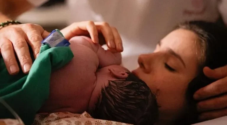 Camila Queiroz revela detalhes do quarto da filha Clara em redes sociais