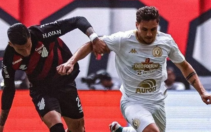 Athletico-PR vence Chapecoense e se aproxima do G4 do Brasileirão