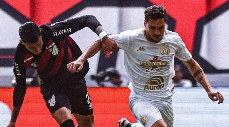 Athletico-PR vence Chapecoense e se aproxima do G4 do Brasileirão