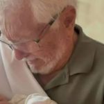 Carlos Alberto de Nóbrega compartilha toque emocional com bisneto recém-nascido