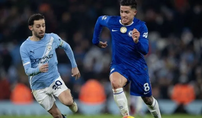 Manchester City enfrenta Chelsea em meio a tensões internas e disputa pelo título