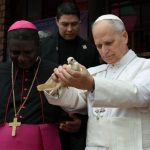 Papa clama por paz e critica ‘senhores da guerra’ em encontro em Bamenda