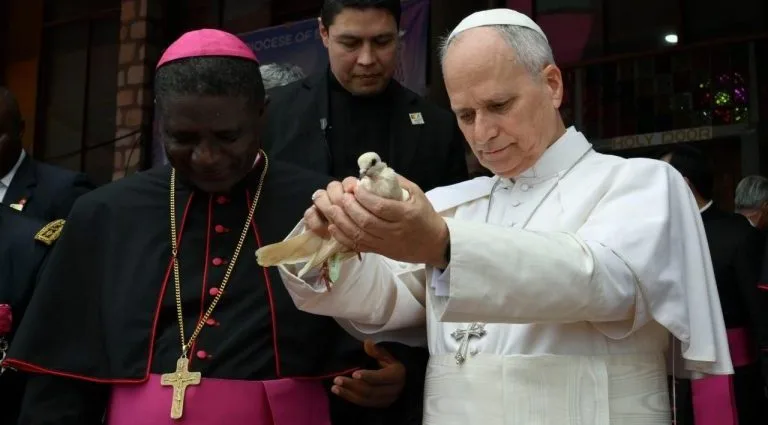 Papa clama por paz e critica ‘senhores da guerra’ em encontro em Bamenda