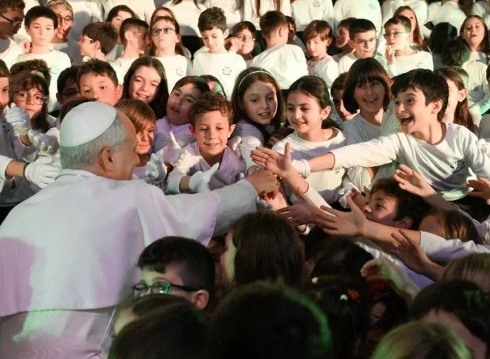 Papa enfatiza a proteção de menores em mensagem no Vaticano