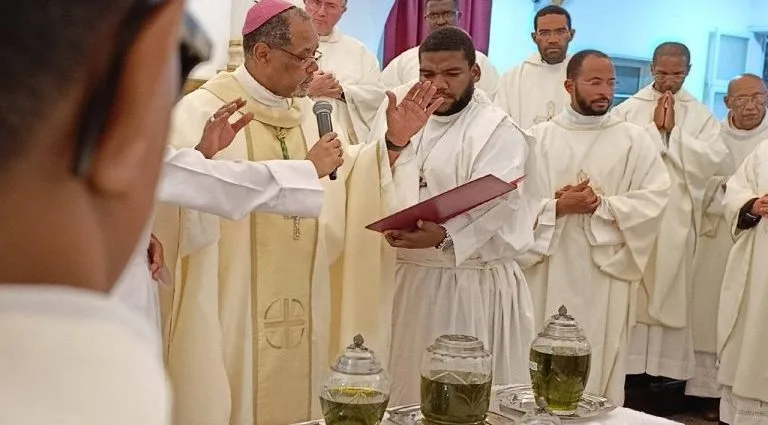 Missa Crismal é antecipada na Diocese de Mindelo para celebrar a união entre os presbíteros