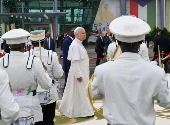 Papa Leão XIV encerra visita à África e retorna a Roma