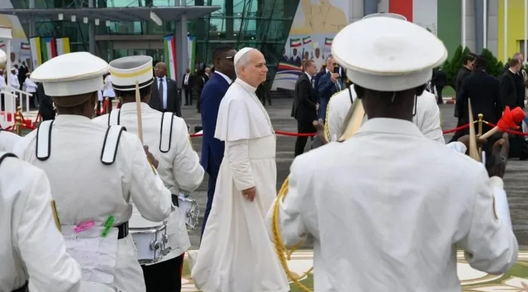 Papa Leão XIV encerra visita à África e retorna a Roma