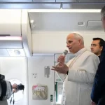 Papa Leão XIV envia mensagens a líderes de sete países durante retorno a Roma