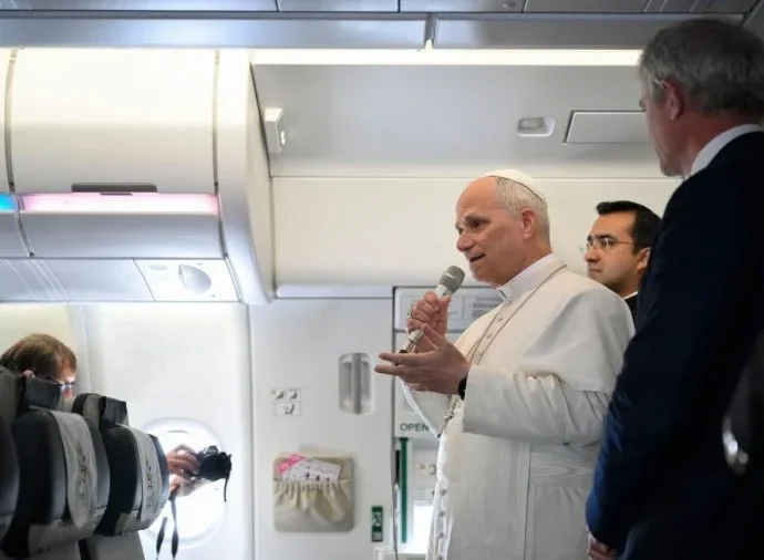 Papa Leão XIV envia mensagens a líderes de sete países durante retorno a Roma