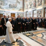 Papa Francisco pede aos políticos um retorno às raízes com o povo