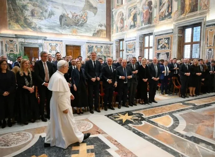 Papa Francisco pede aos políticos um retorno às raízes com o povo
