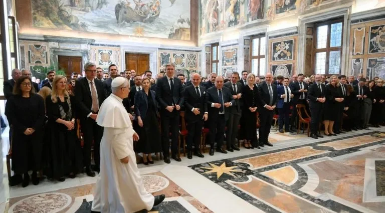 Papa Francisco pede aos políticos um retorno às raízes com o povo