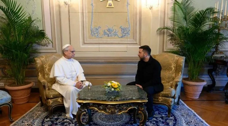 Papa Francisco reforça apoio à Ucrânia em conversa com Zelensky