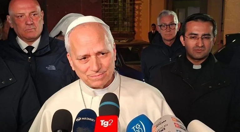 Papa critica ataques ao povo iraniano e pede por paz